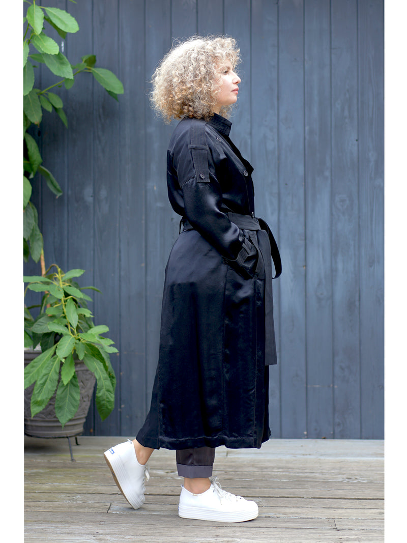 A NAIMA SILK FEEL BELTED TRANSITION TRENCH COAT IN BLACK