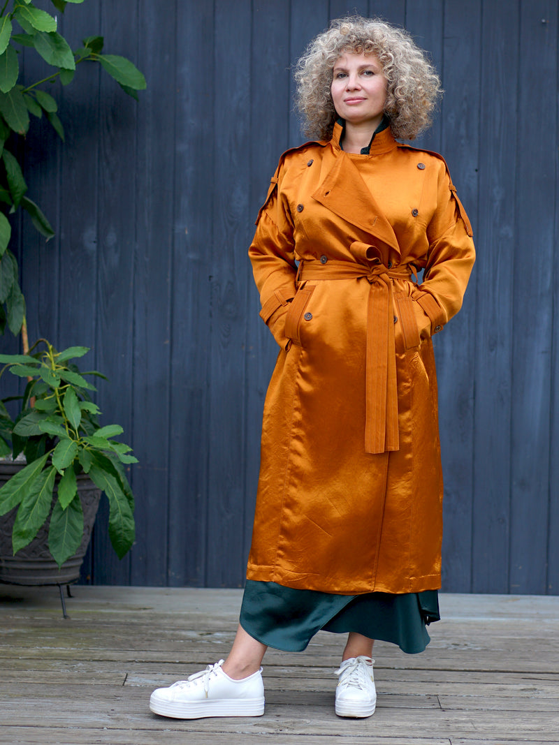 A NAIMA SILK FEEL BELTED TRANSITION TRENCH COAT IN GOLD